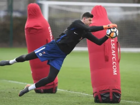Thibaut Courtois vùi đầu vào tập luyện để chữa thẹn sau hai lần bị "xỏ kim"