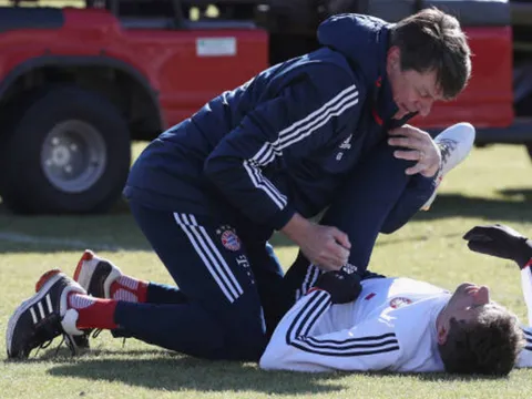 Thomas Muller được săn sóc kỹ càng trên sân tập