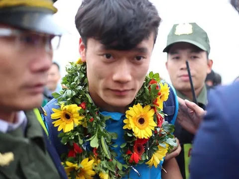 Thủ môn Bùi Tiến Dũng gây "sốc" mạng xã hội