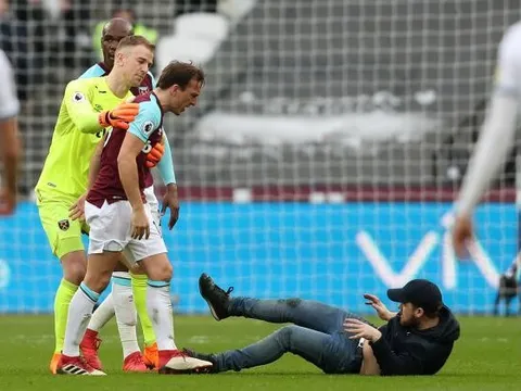 Thủ quân West Ham gây sốc khi vật ngã CĐV trên sân