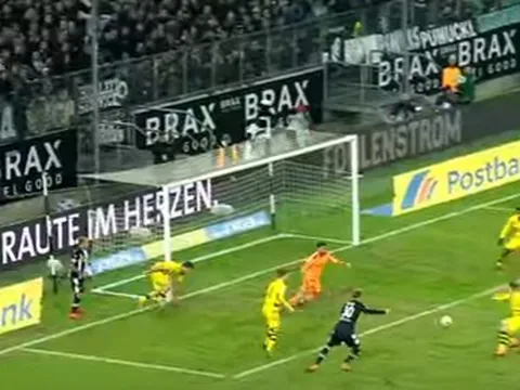 Thủ thành Dortmund và 4 pha cứu thua liên tiếp trong vòng 5 giây
