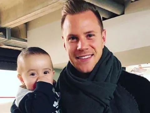 Thủ thành Ter Stegen khoe ảnh làm "bố đảm"