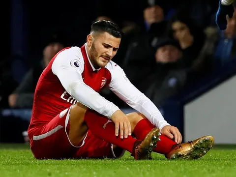 Thua bàn oan, Arsenal lại còn nhận thêm hung tin từ Kolasinac