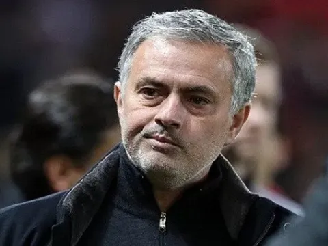 Thua đau Sevilla, Mourinho đến tận phòng thay đồ 'hỏi thăm' đối thủ