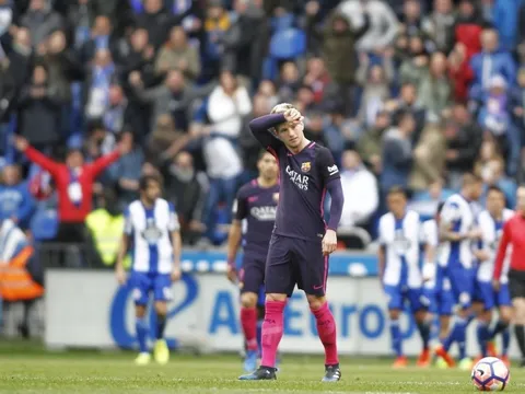 Thua Deportivo, CĐV Barcelona đòi đá lại