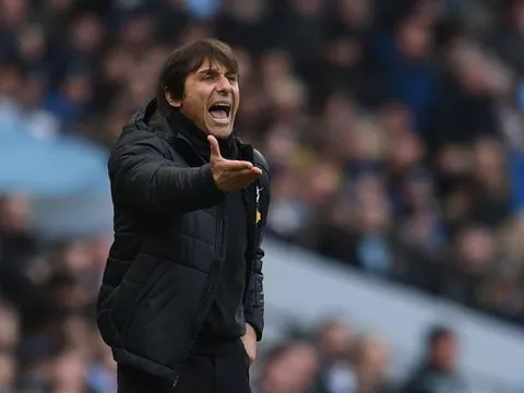 Thua Man City, HLV Conte điên tiết mắng cả Neville lẫn Redknapp