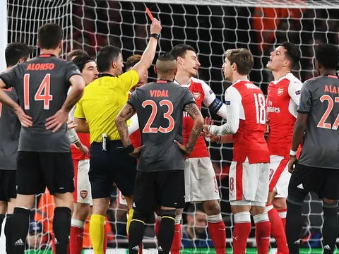 Thua thảm Bayern, HLV Wenger đổ lỗi trọng tài