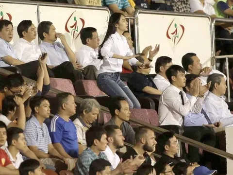 Thủy Tiên đứng ngồi không yên vì đội bóng của chồng