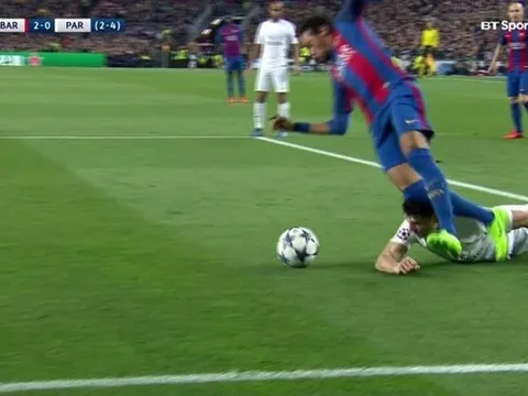 Thuyết âm mưu trọng tài giúp Barcelona ngược dòng