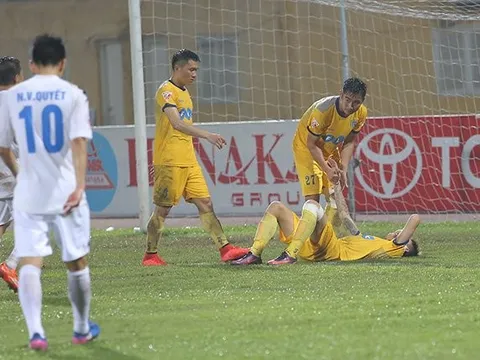 Đinh Tiến Thành bật khóc sau pha đốt lưới nhà không tưởng