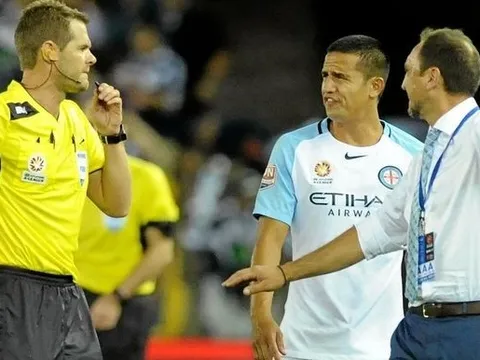 Tim Cahill 'ăn' thẻ đỏ hài hước tại quê nhà