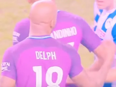 Tình huống dẫn đến chiếc thẻ đỏ của Fabian Delph trong trận đấu với Wigan