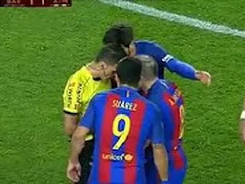 Tình huống dẫn đến chiếc thẻ đỏ của Suarez vs Atletico