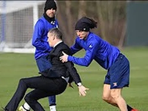 Tình huống David Luiz quật ngã phóng viên trên sân tập