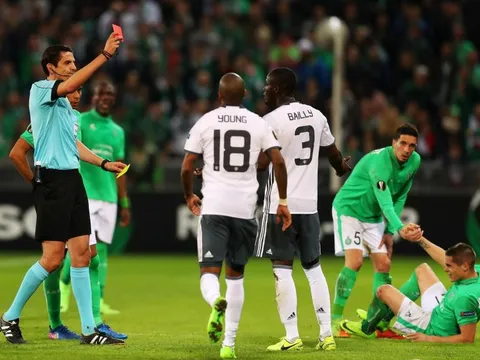 Tình huống Eric Bailly bị truất quyền thi đấu trước St Etienne