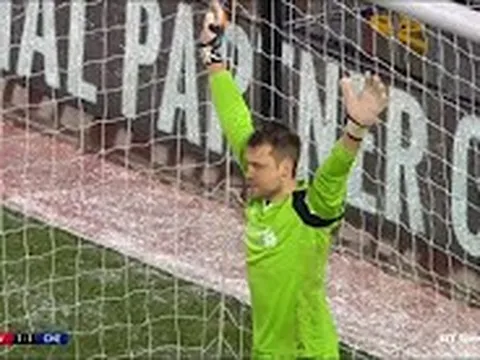 Tình huống Mignolet đánh bại Costa trên chấm 11m