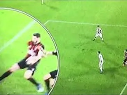 Tình huống thổi phạt đền gây tranh cãi trong trận đấu giữa Juve và Milan