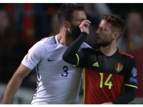 Tình huống tiểu xảo của Dries Mertens đối với Georgios Tzavellas
