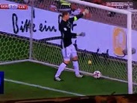 Tình huống tự mình đá mình của Manuel Neuer