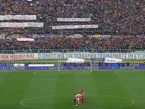 Toàn cảnh phút giây cả sân Franchi hướng về Davide Astori