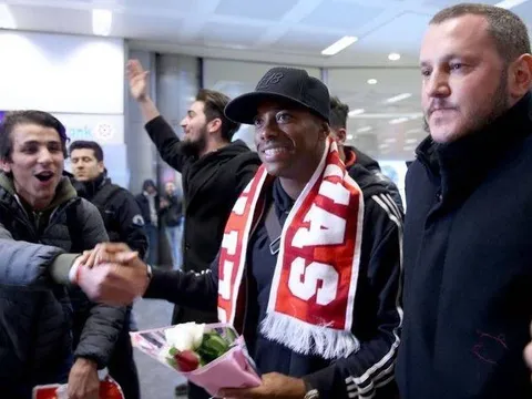 'Tội phạm' Robinho được chào đón như người hùng tại Thổ