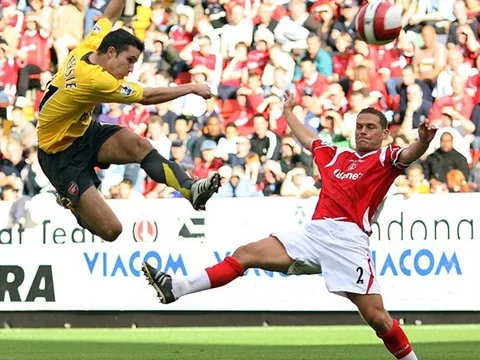 Top 10 siêu phẩm từ đôi chân của Van Persie