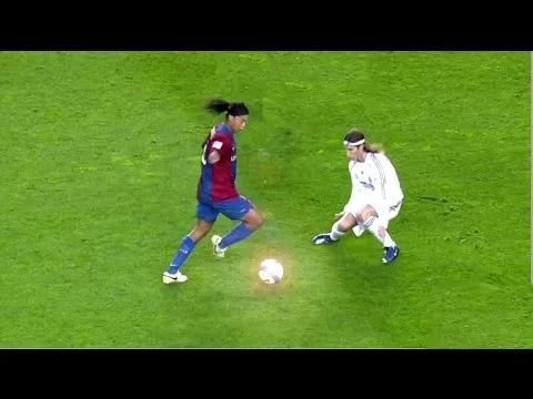 Top 5 hậu vệ khét tiếng bị Ronaldinho 'hạ nhục'