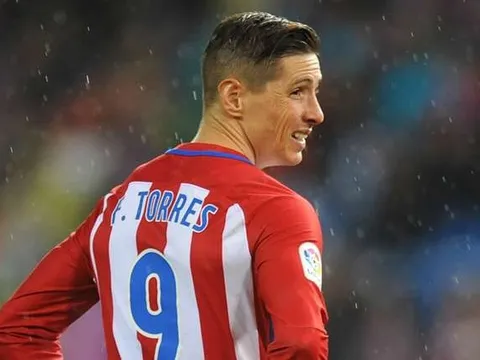Torres xém gãy cổ, Simeone không khỏi "sốc"