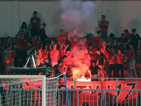 V-League 2018: CĐV đốt pháo sáng mừng ông Miura thắng trận