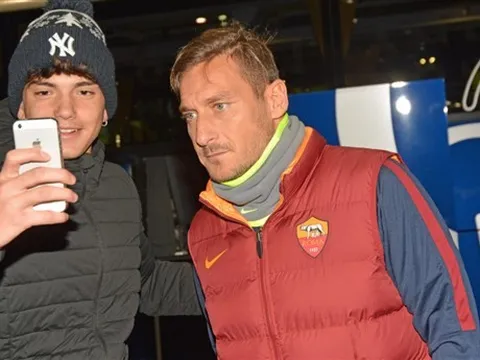 Totti phờ phạt khi chụp ảnh cùng NHM