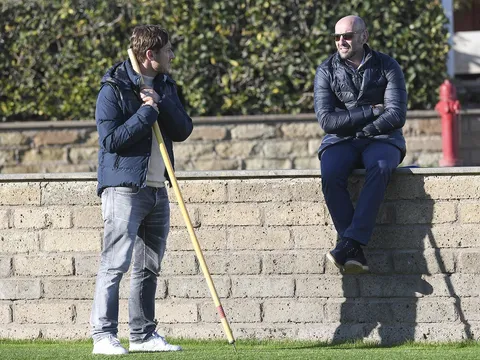 Totti tán dóc cùng 'bố già', mặc đàn em mệt nhoài dưới nắng