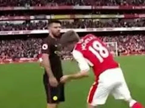 Trận đấu kết thúc, Monreal vẫn bị Agüero cho... ăn quả lừa