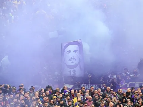 Trận Fiorentina - Benevento dừng lại ở phút 13 để tưởng nhớ Davide Astori