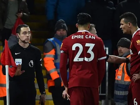 Trọng tài biên vui mừng khi Tottenham được hưởng phạt đền trước Liverpool