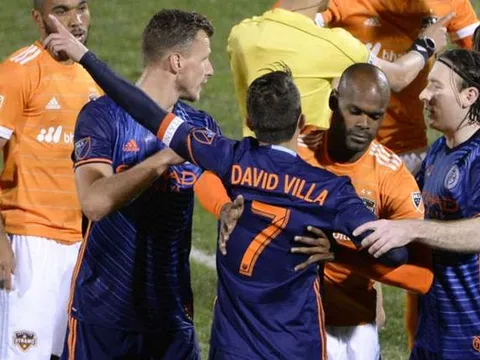 Trọng tài dùng công nghệ đuổi David Villa