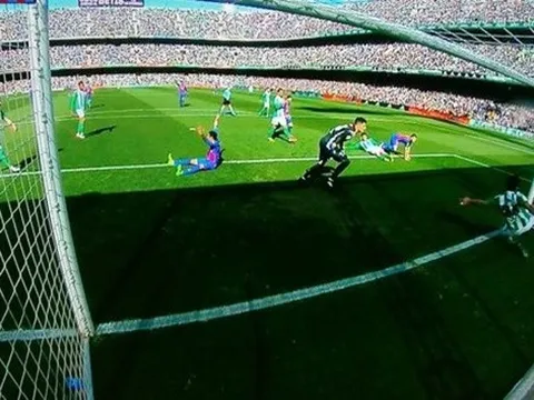 Trọng tài không sai sót, Real 'hít khói' Barca 9 điểm