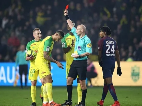 Trọng tài ngáng chân cầu thủ Nantes bị đình chỉ