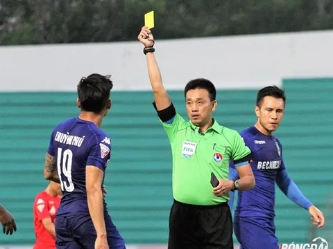 Trọng tài Việt phá luật FIFA!