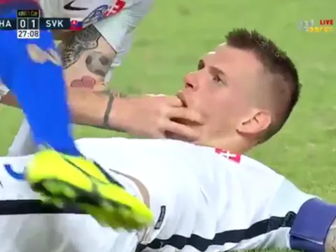 Bị tiền vệ Thái Lan Chanathip sút trúng mặt, Skrtel suýt chết