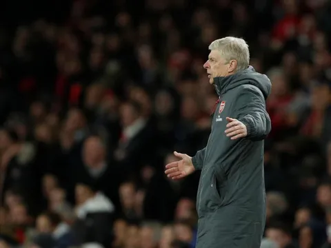 Wenger nổi đóa với trọng tài: Quả penalty như một trò hề!