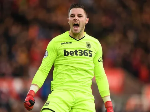Từ chối Chelsea, thủ thành Stoke đã phải lòng Liverpool