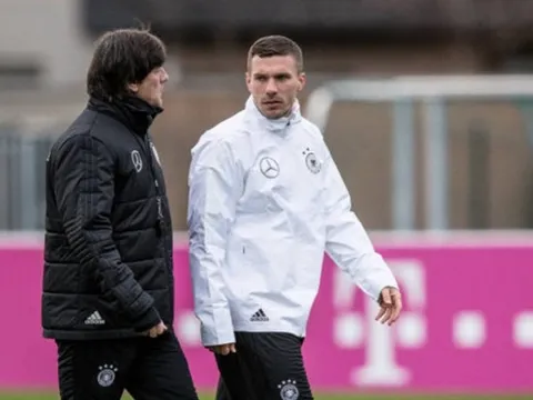 Từ họp báo đến sân tập, Loew 'bám không tha' Podolski