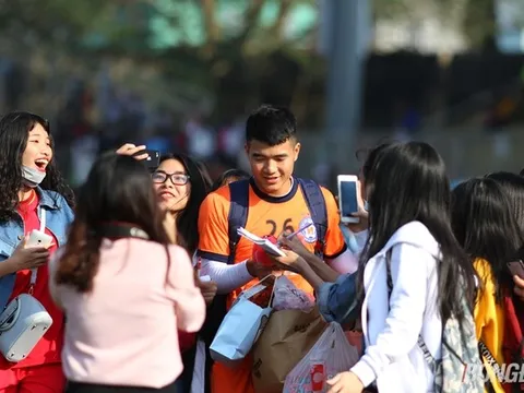 Đức Chinh bị fan nữ "truy đuổi" tại Huế
