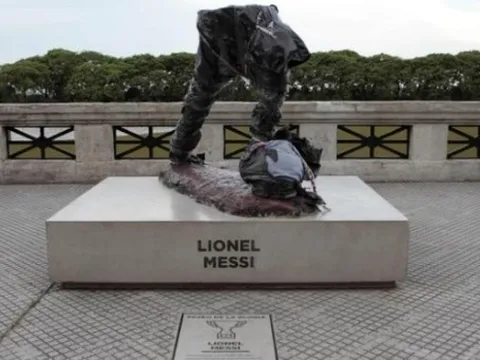 Tượng Messi bị phá hoại trong ngày thua Ronaldo