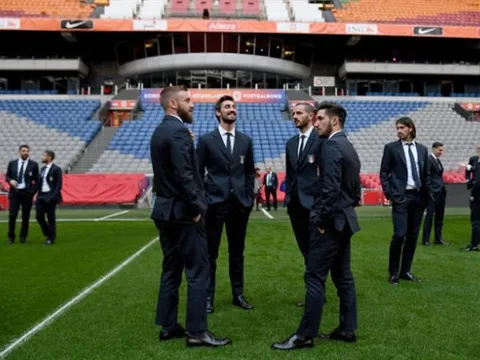 Tuyển Italia diện vest lịch lãm đến tham quan Amsterdam Arena