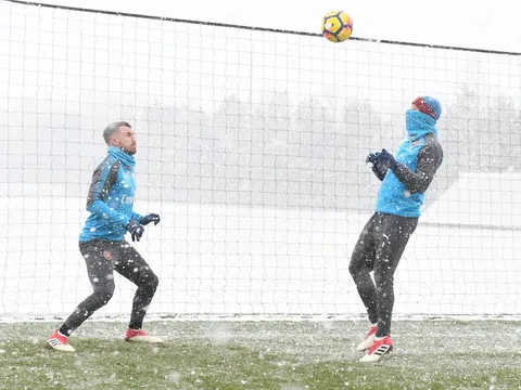 Tuyết rơi trắng xóa, Arsenal vùi đầu tập luyện