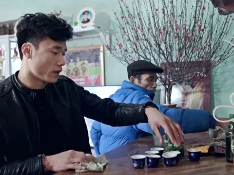 Sao U23 Việt Nam đón Tết: Gói bánh chưng, vào bếp, bán thịt lợn cùng mẹ