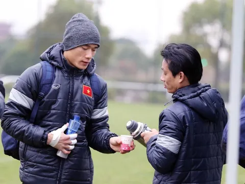 U23 Việt Nam dùng trà gừng chống lại cái rét tê tái