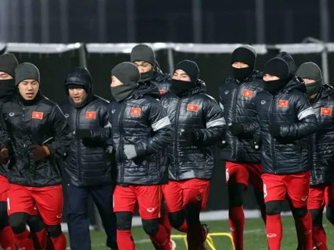 U23 Việt Nam bịt mặt như Ninja, Công Phượng phong phanh khoe sức