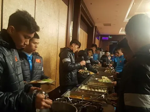 U23 Việt Nam mặc kín mít, đổ bộ Thượng Hải